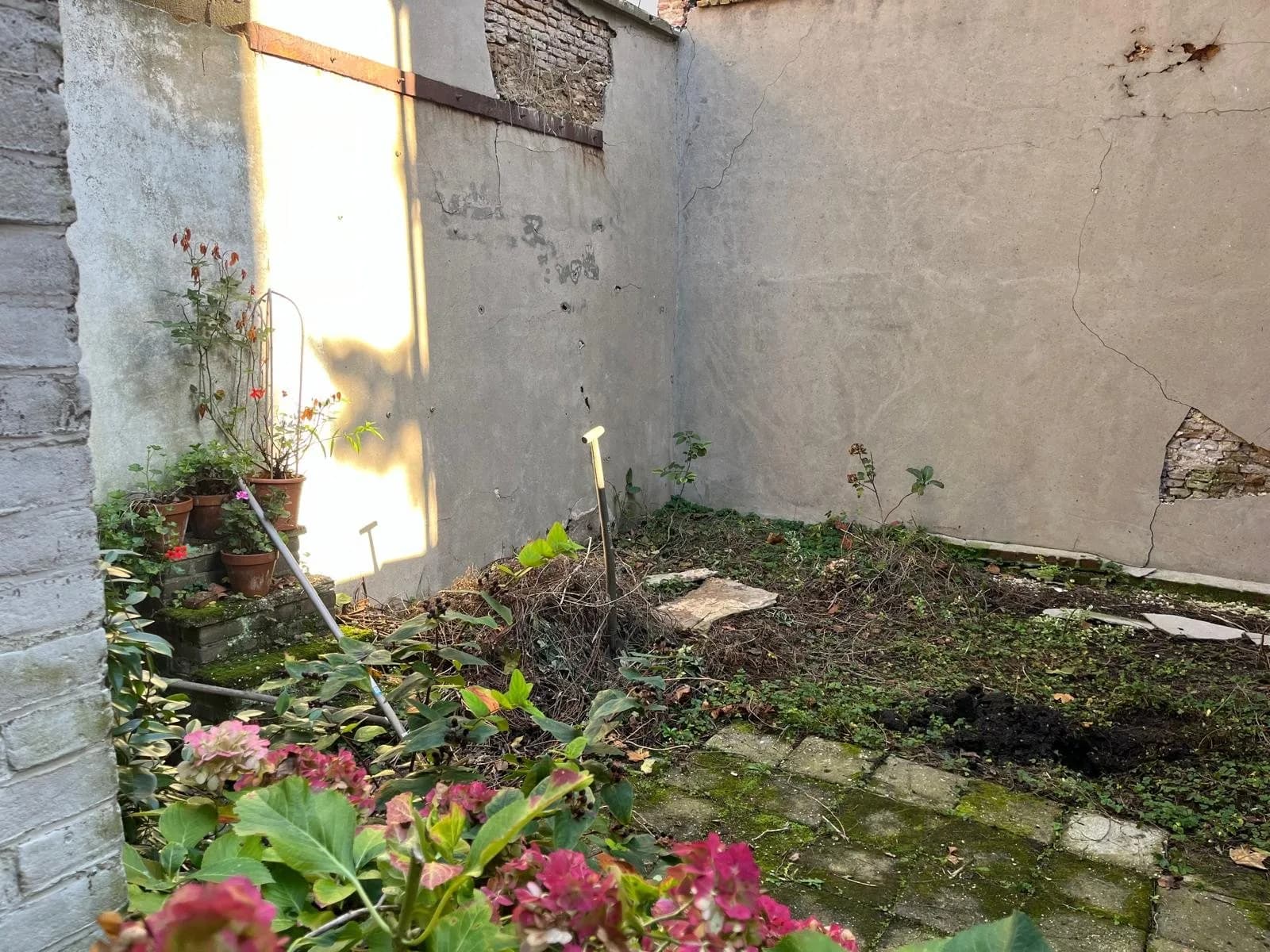 Een kale binnenplaats tussen hoge muren, voordat Diemel begon