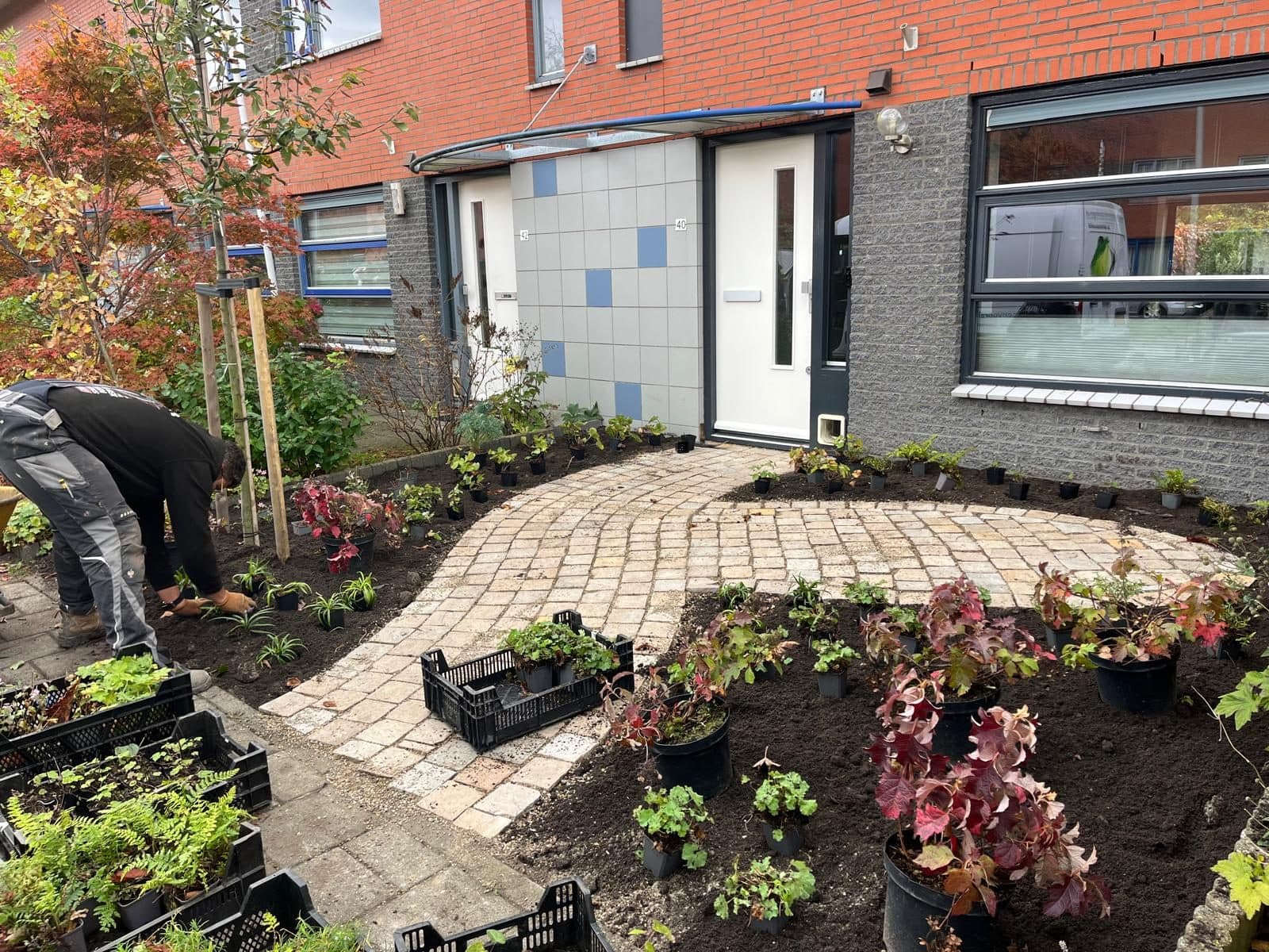 De ploeg van Diemel aan het werk bij de aanleg van een voortuin