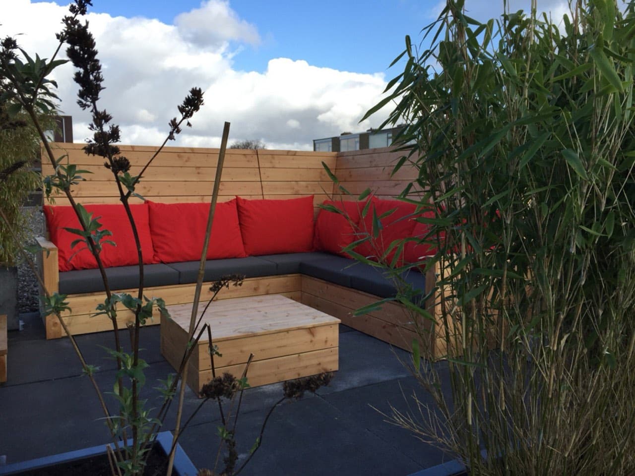 Loungeset op maat in Maassluis, met een verhoogde rugleuning voor meer privacy en beschutting