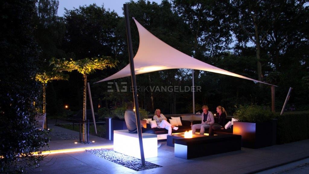 Lounge onder Sunsquar met vuurtafel