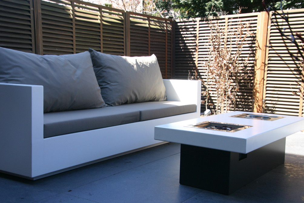 Aluminium lounge meubels met luxe kussens en een vuur ijs tafel .
